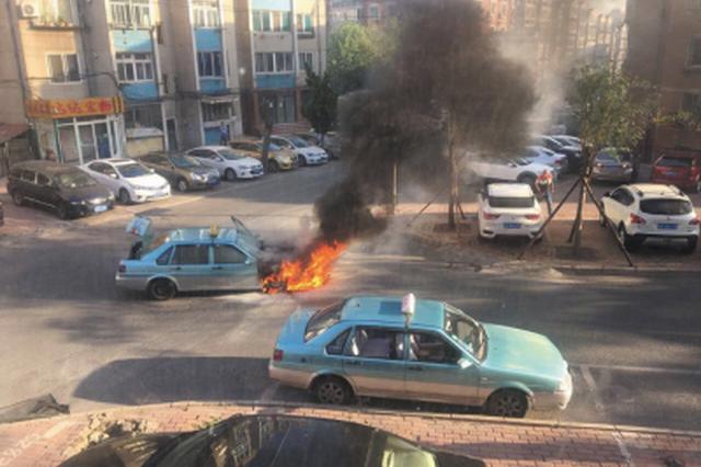 出租车起火自燃，火势凶猛。